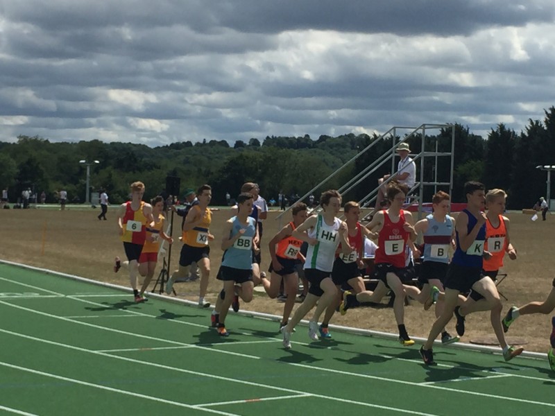 Robbie in the chasing pack at 200m in.